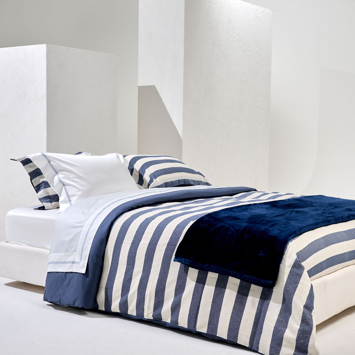 01 21 0011 Capa Colcha Mare Off White Azul marinho 001